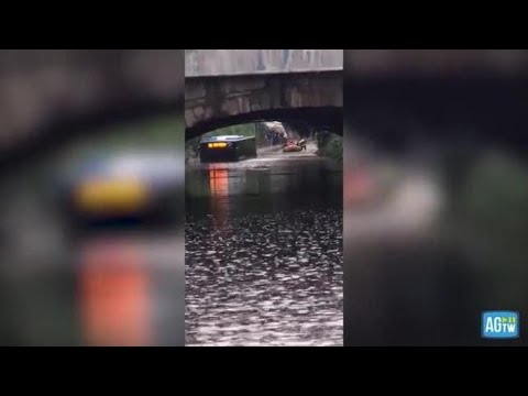 Busto Arsizio, autobus intrappolato nell’acqua: passeggeri salvati in gommone