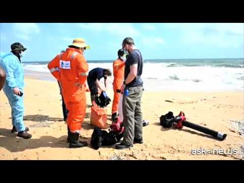 Incidente cargo, in Sri Lanka le spiagge invase da microplastiche