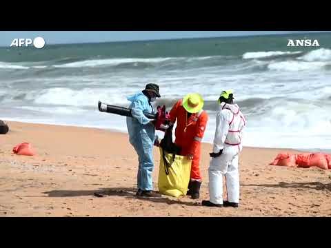 Sri Lanka, al lavoro per rimuovere microplastiche dalla spiaggia dopo l’incendio della nave