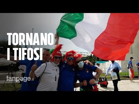 Europei, la festa dei tifosi di Italia e Turchia fuori dallo stadio Olimpico a Roma