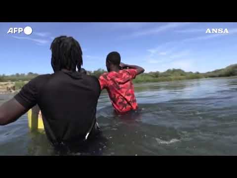 Migliaia di haitiani attraversano il Rio Grande, in fuga verso gli Stati Uniti