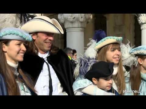 A Venezia tornano le maschere di Carnevale, boom di presenze