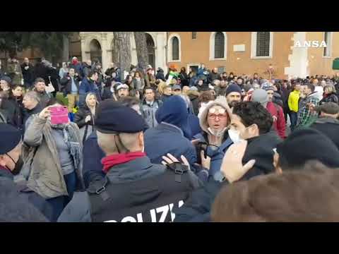 Roma, i no vax a piazza Venezia: “Presidio permanente, dormiremo qui”