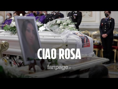 I funerali di Rosa Alfieri, uccisa dal vicino di casa a Grumo Nevano: “Non addio ma arrivederci”