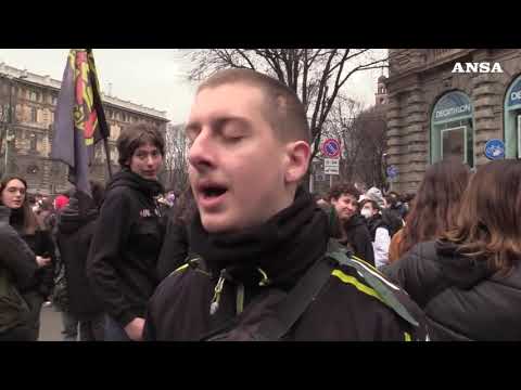 Milano, manifestazione degli studenti: forze dell’ordine in piazza con le bodycam