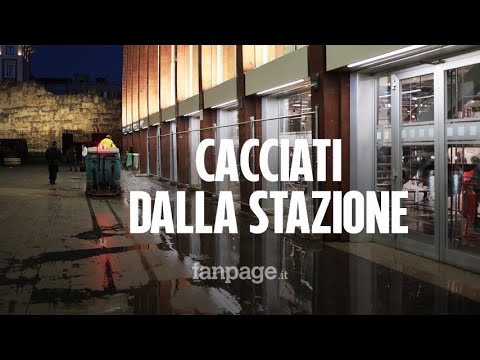 Acqua gelida per cacciare i senza tetto da Termini: “Il decoro è più importante delle persone”