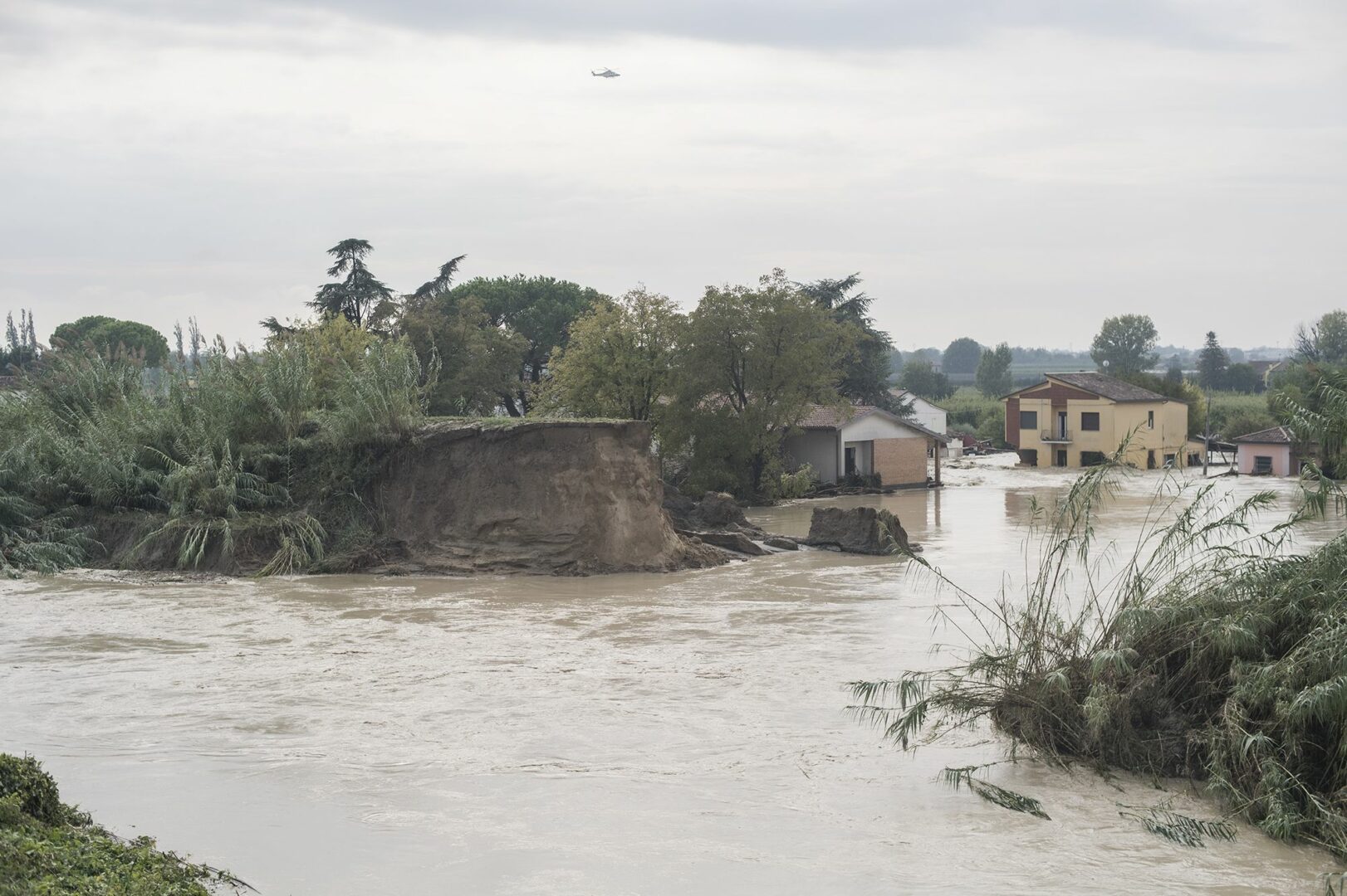 Alluvione in Emilia-Romagna, la pioggia dà un pò di tregua ma resta allerta rossa