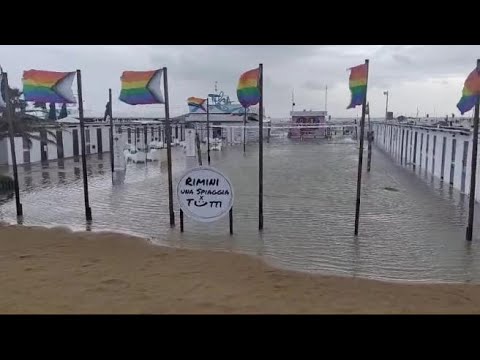 Rimini, spiagge allagate