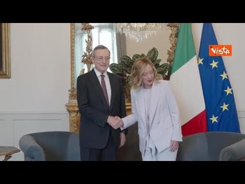 Draghi incontra Meloni a Palazzo Chigi, il saluto con stretta di mano e bacio sulle guance