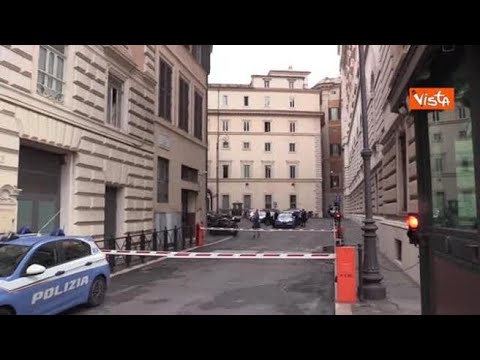 Mario Draghi lascia Palazzo Chigi in auto dopo l’incontro con la premier Giorgia Meloni