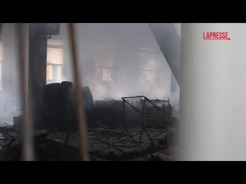 Milano, incendio in capannone occupato da senzatetto: in corso operazioni spegnimento