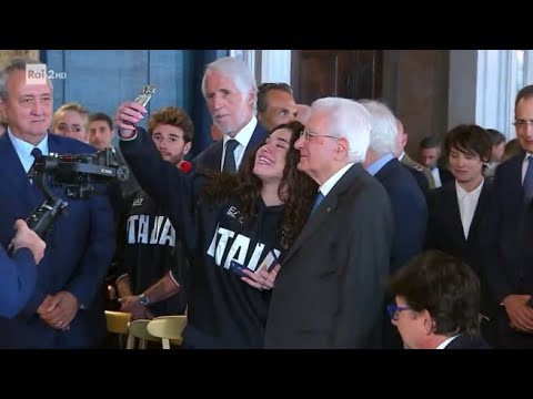 La felicità di Benedetta Pilato che corre a farsi un selfie con Mattarella