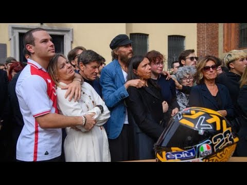 Funerali Luca Salvadori, migliaia di persone alla Basilica di Santa Maria delle Grazie a Milano