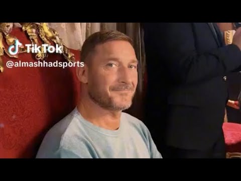 Francesco Totti ospite d’onore a un pranzo di gala in Egitto: ecco le facce buffe del Capitano