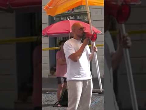 Ombrelloni in piazza per protesta contro la proroga delle concessioni balneari #shorts #news