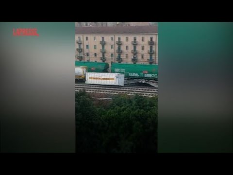 Milano, il container rovesciato sui binari dopo il deragliamento: il video di un residente