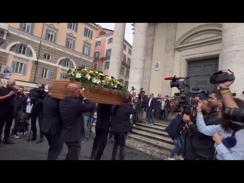 Luca Giurato, nella chiesa degli Artisti i funerali del giornalista improvvisamente scomparso