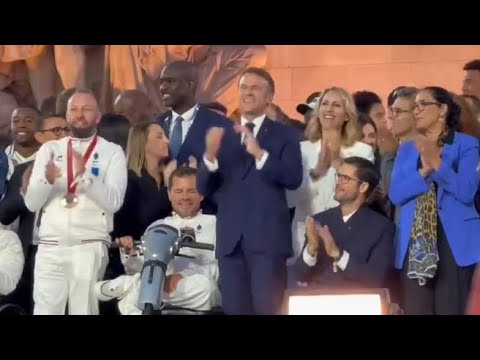 Cala il sipario su Parigi 2024, Macron festeggia su coro: «Chi non salta non è francese», è polemica