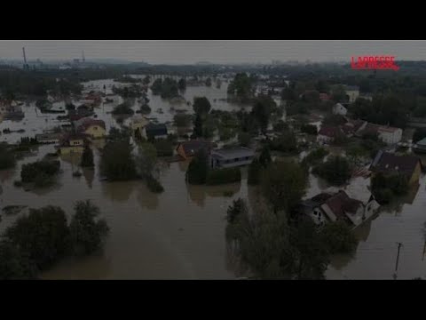 Repubblica Ceca, i droni riprendono le inondazioni nel nord-est del Paese: città allagate e sfollati