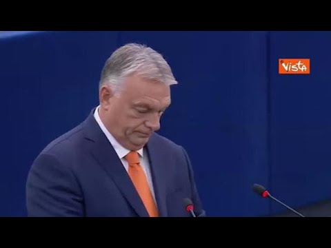 La sinistra canta Bella Ciao contro Orban all’Europarlamento, Metsola: “Sembra la Casa di Carta”