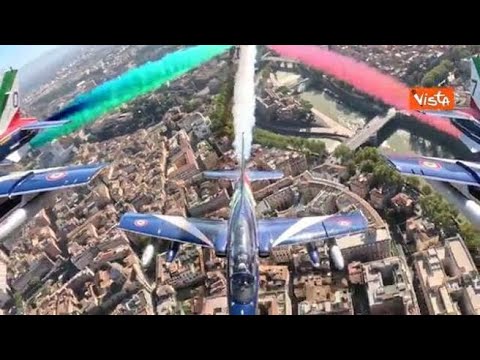 Il volo delle frecce tricolori visto dalla cabina di pilotaggio