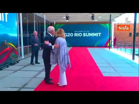 Meloni al G20 incontra il Presidente brasiliano Lula, baci e abbracci al suo arrivo