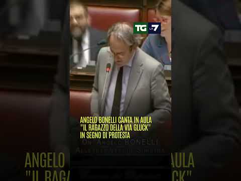 Angelo Bonelli canta in Aula “Il ragazzo della via Gluck” in segno di protesta