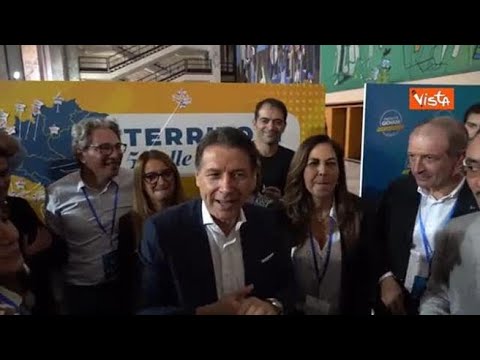 Conte fra i militanti del partito, strette di mano e foto con il Network giovani