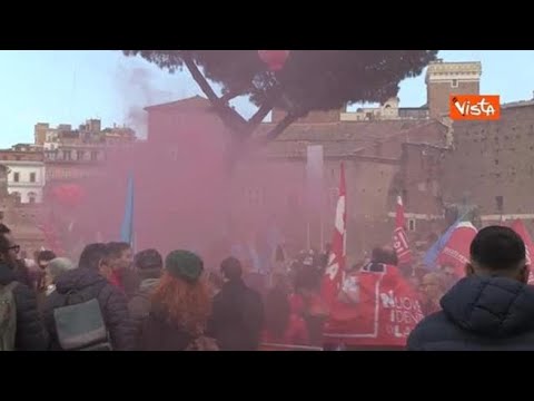 Sciopero del 29 novembre, il corteo a via dei Fori Imperiali a Roma canta Bella Ciao