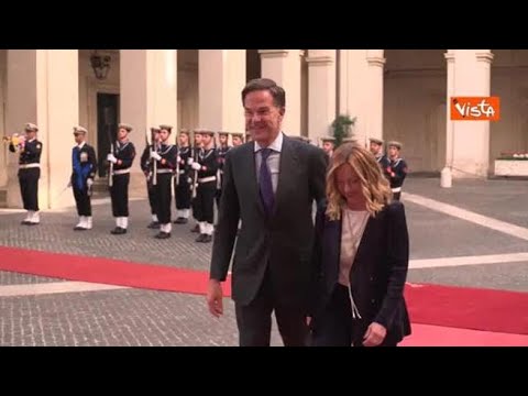 Meloni scherza con Rutte: Come va? Sono ancora viva