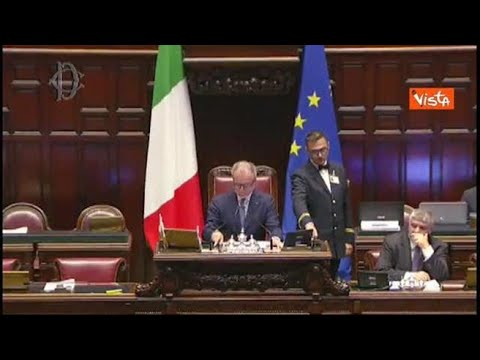 Salvini in Aula con cravatta rossa trumpiana: Che bella giornata di sole, arriva tanta luce da…