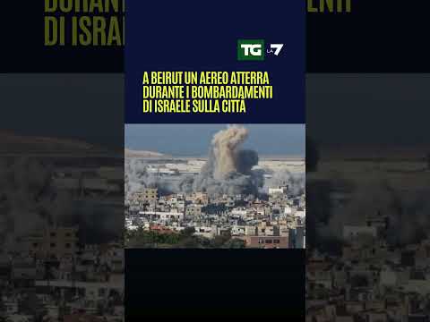 A #Beirut un aereo atterra durante i bombardamenti di Israele sulla città