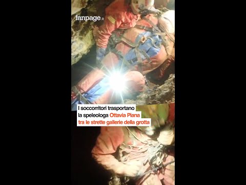 Il video dei soccorritori che trasportano la speleologa Ottavia Piana nella grotta di Bueno Fonteno