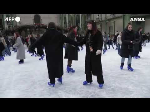 Parigi, riapre la pista di pattinaggio su ghiaccio al Grand Palais