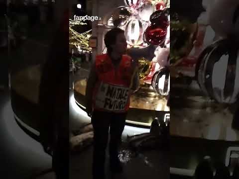 Attivisti per il clima lanciano vernice nera sull’albero di Natale Fendi in via del Corso a Roma