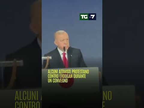 Alcuni attivisti protestano contro #Erdogan durante un convegno