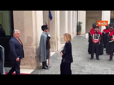 Meloni accoglie Orban a Palazzo Chigi, ecco il bacio di Mano