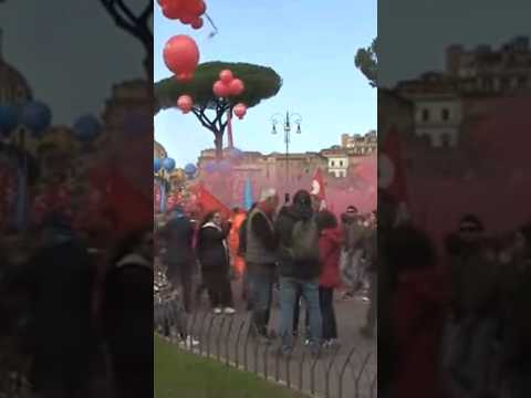 Sciopero generale del 29 novembre: il corteo canta “Bella Ciao” ai Fori Imperiali #shorts #news