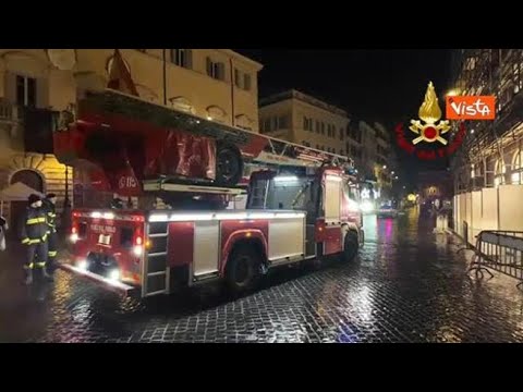 Omaggio alla Madonna dell’Immacolata dai Vigili del Fuoco, una corona di fiori tra le sue braccia