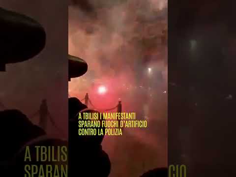 a #Tbilisi i manifestanti sparano fuochi d’artificio contro la polizia