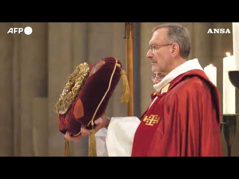 Parigi, la corona di spine di Gesu’ torna a Notre-Dame