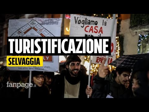 Napoli, in piazza contro assedio di B&B e case vacanza: “Città invivibile, processi vanno governati”