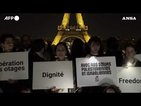 La Tour Eiffel si illumina per la pace in Medio Oriente