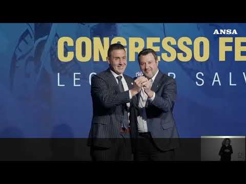 Congresso Lega, Salvini consegna a Vannacci la tessera del partito